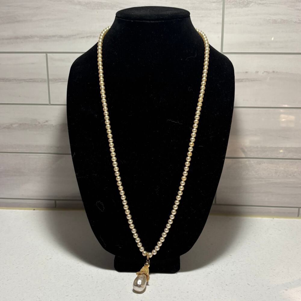 Pearl pendant necklace